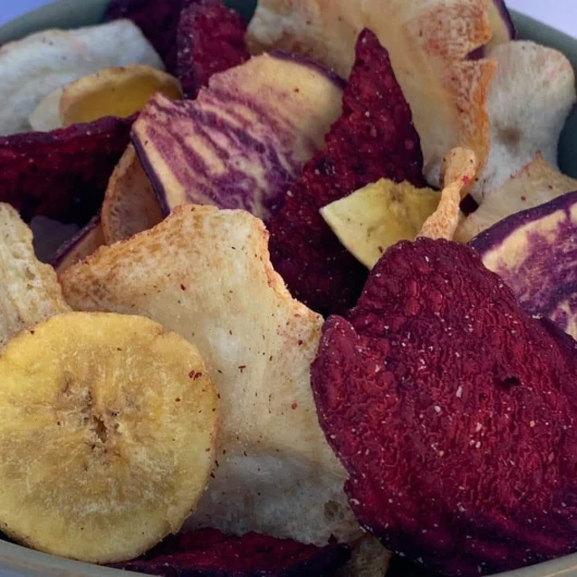 NULTHY - Chips de Légumes 450gr - Snack Croquant et Sain - Sans Gluten, Sans Gras Trans et Sans Conservateur - Patate Douce Violette, Banane, Carotte Blanche, Manioc, Betterave